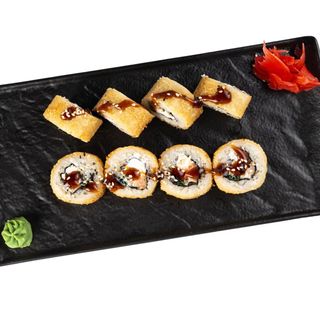 Жареный ролл с копченым лососем