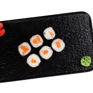 Маки с лососем