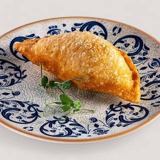 Жареный пирожок с капустой