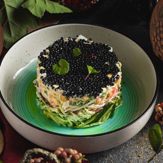 Салат с  крабовым мясом и икрой палтуса