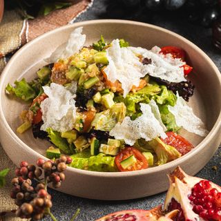 Салат с лососем и киноа