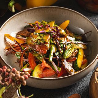 Сала из телятины с овощами в острой японской  заправке