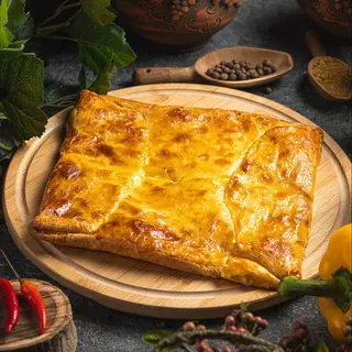 Хачапури из слоенного теста с сыром и тархуном