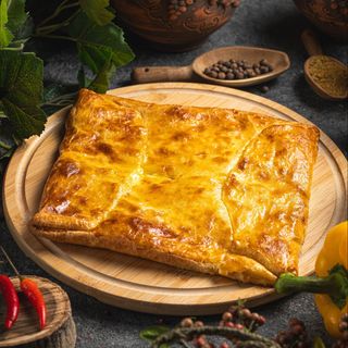 Хачапури из слоенного теста с сыром и тархуном