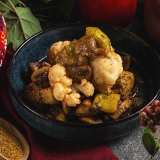 Салат с жареными грибами, цветной капустой и баклажанами