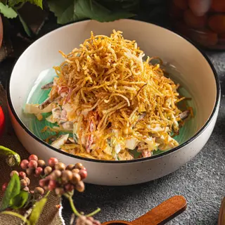 Салат из телятины, овощами и картофелем пай