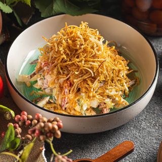 Салат из телятины, овощами и картофелем пай