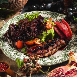 Салат с  утиной грудкой и пряной грушей