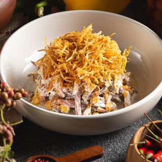 Салат из мясных деликатесов