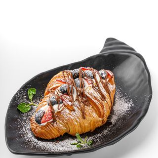 Ягодный круассан