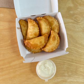 Мини чебурки с картофелем с соусом Цезарь