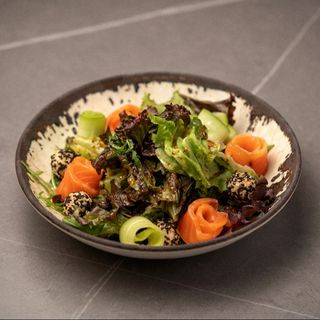 Салат с семгой и творожным сыром (330г)