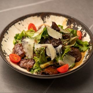 Теплый салат с телятиной, рукколой и пармезаном (350г)