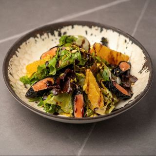 Салат с роллами из семги и соусом из манго (350г)