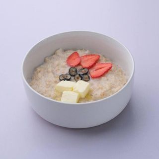 Овсяная каша с ягодами