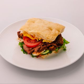 Фокачча с томлёной говядиной