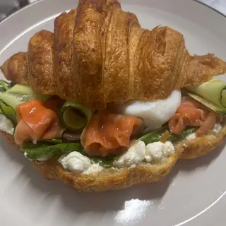 Круассан с семгой и яйцом пашот