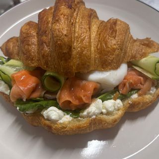 Круассан с семгой и яйцом пашот