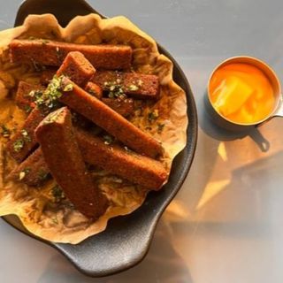 Чесночные гренки с сырным соусом