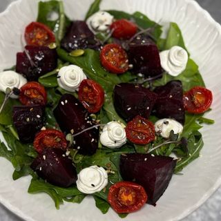 Шпинат с  запеченной свеклой и творожным сыром