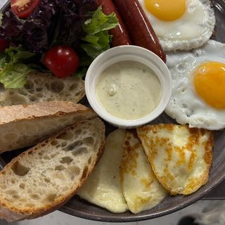 Глазунья из двух яиц с сыром халуми и колбасками