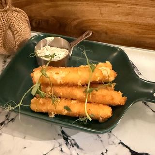 Сырные палочки с соусом тар-тар