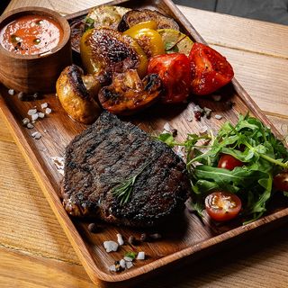 Отбивная из говядины с овощами на гриле и соусом дижон