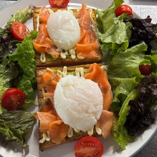 Яйцо пашот с слабосоленой семгой и кунжутным соусом