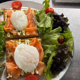 Яйцо пашот на тосте с сыром халуми и авокадо