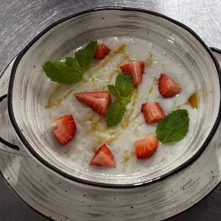 Каша овсяная с карамельным топпингом, с мюсли и клубникой