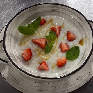 Каша овсяная с карамельным топпингом, с мюсли и клубникой