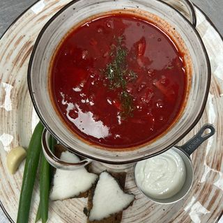 Борщ с копченым курдюком и ржаным хлебом
