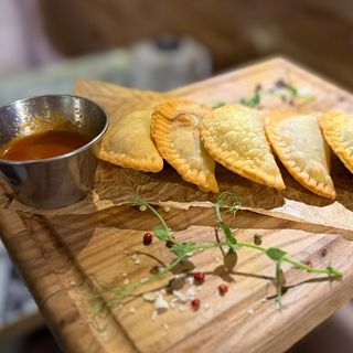 Мини чебуреки с овощным соусом