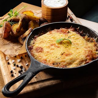 Куринный шницель «Пармезан» с молодым картофелем и грибами