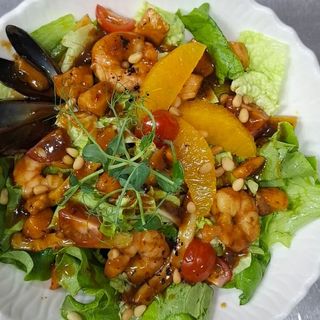 Теплый салат с морепродуктами