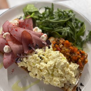 Скрэмбл с копченой говядиной и соусом дзадзики