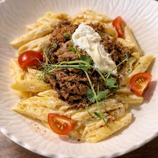 Томленная домашняя тушенка с макаронами  в сливочно -сырным соусе