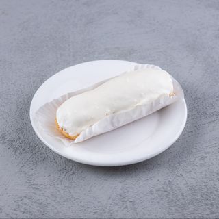 Пирожное "Эклер с белой глазурью"