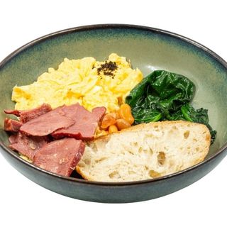 Скрэмбл с ветчиной и шпинатом