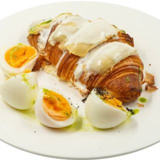 Круассан с сыром камамберт и яйцами