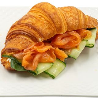 Круассан с лососем