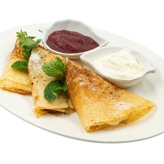 Блины с джемом и сметаной