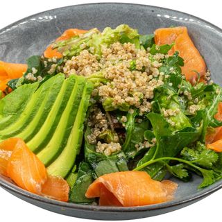 Салат с киноа и авокадо