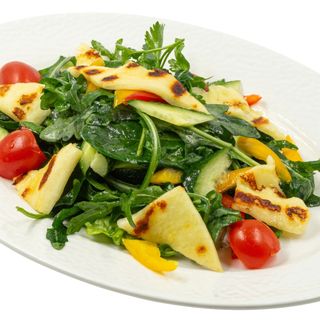 Салат с рукколой и жареным сыром