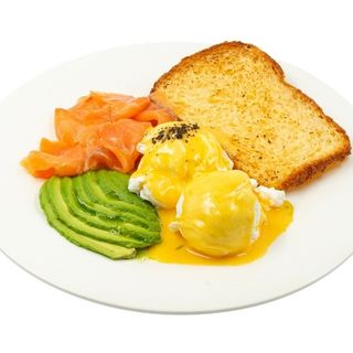 Яйцо пашот с лососем и авокадо