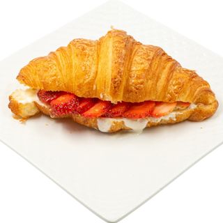 Круассан с клубникой