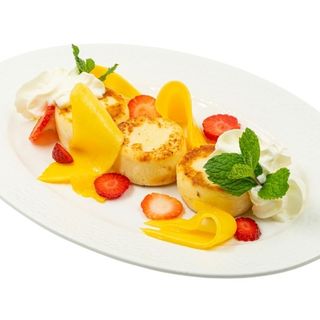 Сырники с ягодами и взбитыми сливками