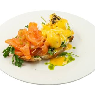 Тост с лососем и яйцом пашот