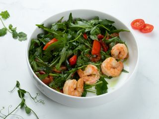 Салат с рукколой и креветками