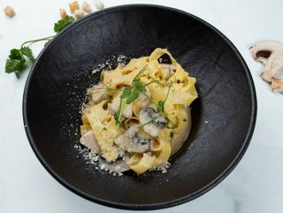 Паста "Феттучини" с курицей и грибами